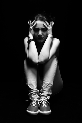 悲伤抑郁女孩黑色艺术风格摄影图片